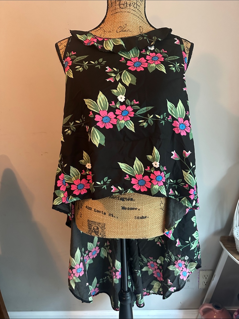Elegant asymmetric blouse, for different types of events, indoors and outdoors